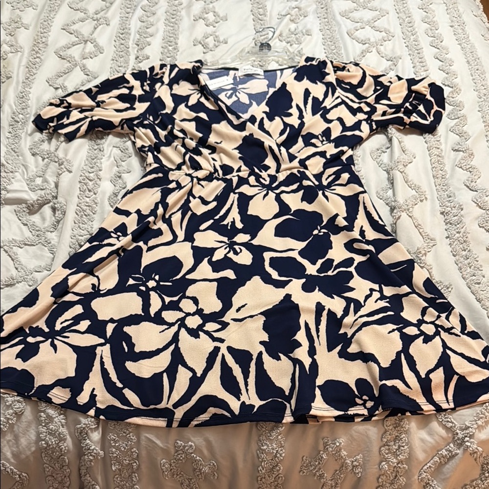 Kaileigh Navy and Cream Floral Short Sleeve Dress
